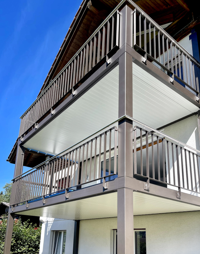 Balkon mit Geländer und weißer Decke