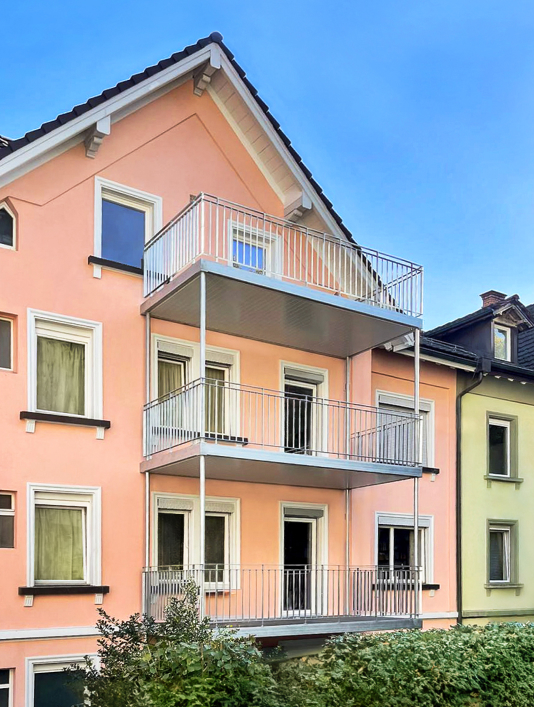 Moderner Balkon mit minimalistischem Design